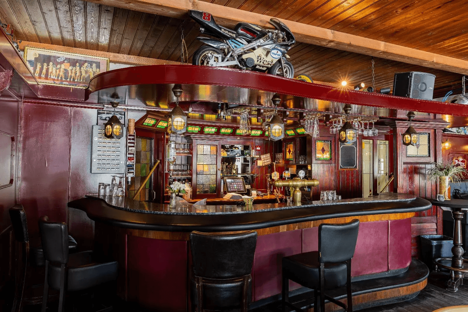 Klassieke bar met motorfiets