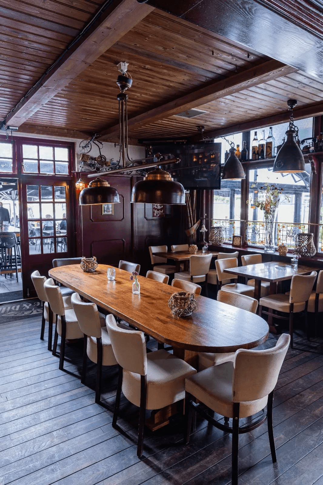 Grote ovale tafel café