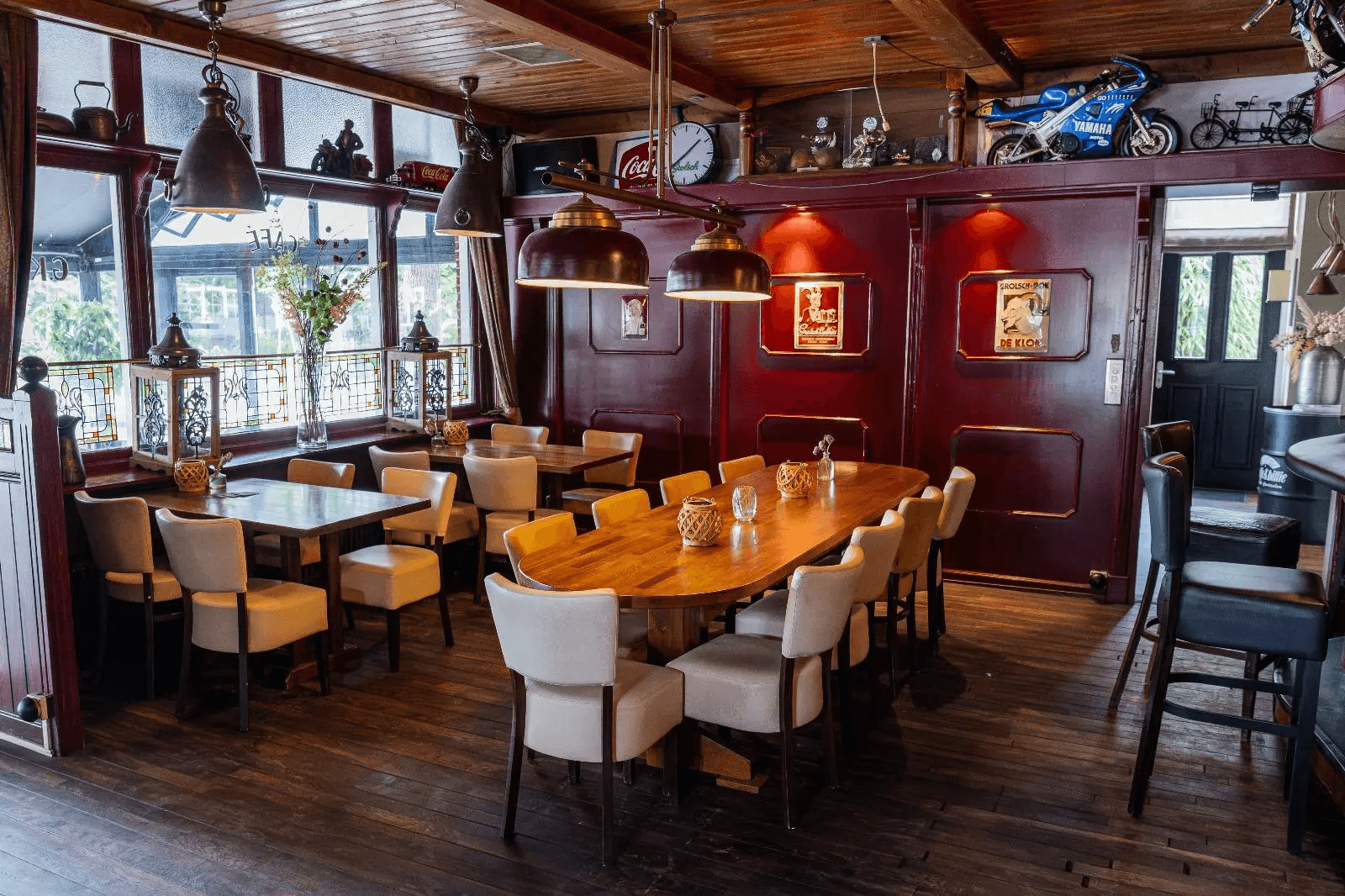 Café interieur met collectie